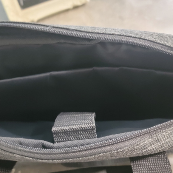 5 computer chargers and a computer bag - Picture 7 of 8